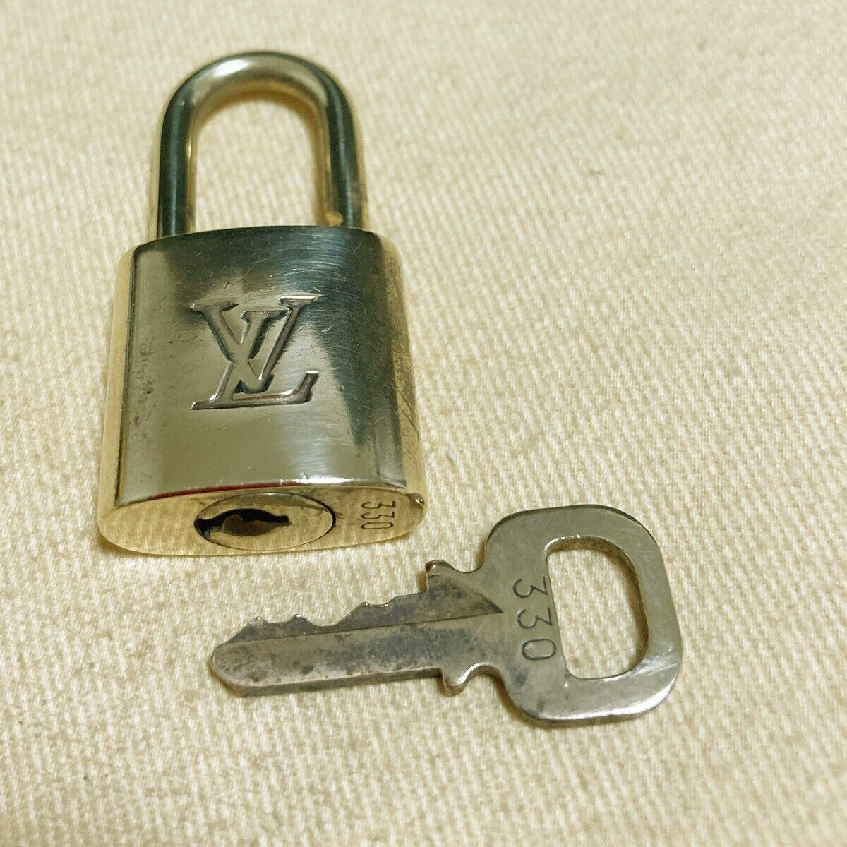 LOUIS VUITTON LV 10 SET PADLOCK CADENA KEY BAG CHARM GOLD PLATED FRANCE 37PDA124
