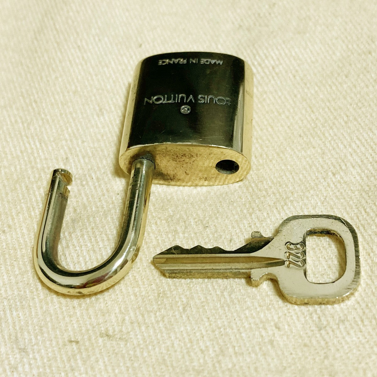 LOUIS VUITTON LV 10 SET PADLOCK KEY CHARM CADENA GOLD-PLATED FRANCE 37PDA289