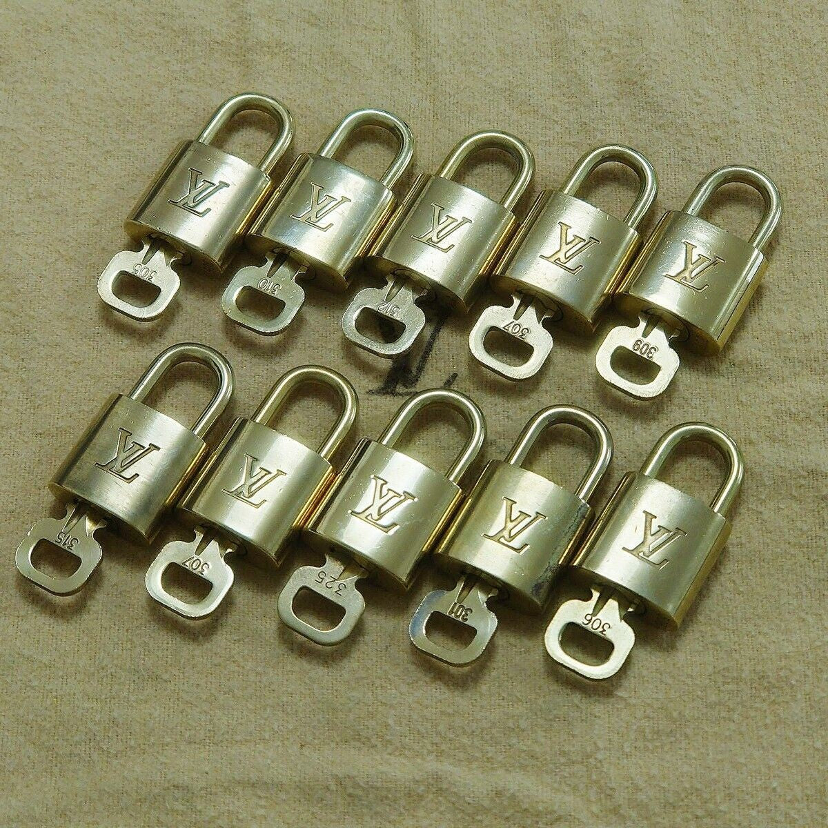 LOUIS VUITTON LV 10 SET PADLOCK KEY BAG CHARM CADENA GOLD PLATED FRANCE 37HA159