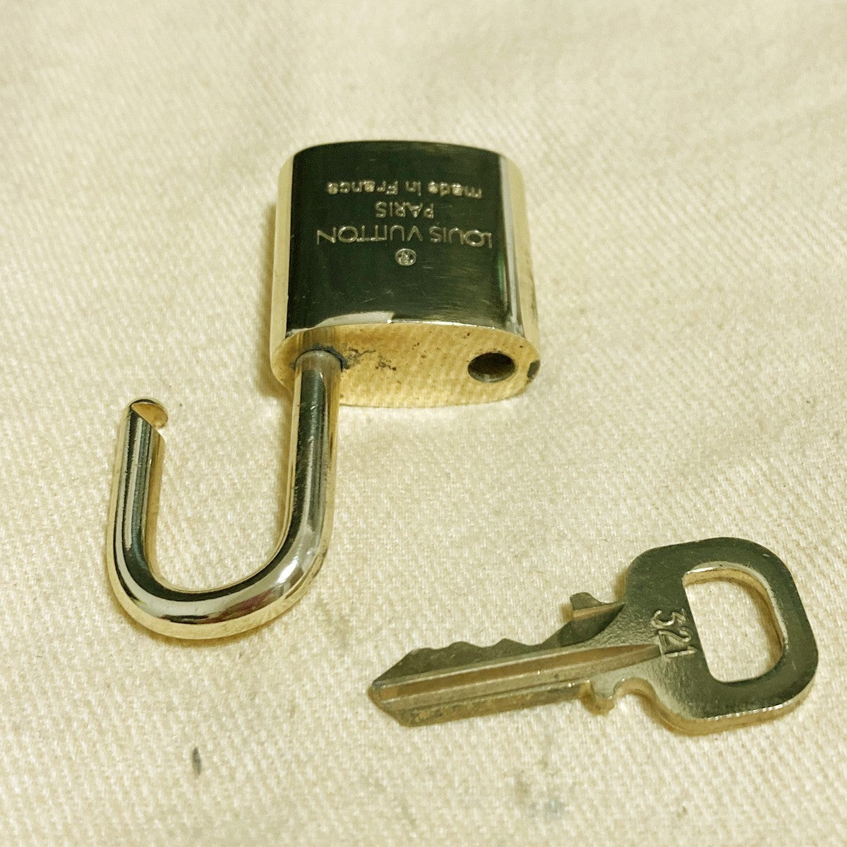 LOUIS VUITTON LV 10 SET PADLOCK KEY CHARM CADENA GOLD-PLATED FRANCE 31PDA302