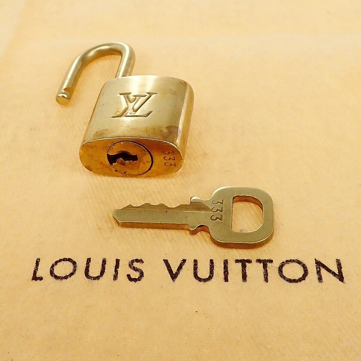 LOUIS VUITTON LV 10 SET PADLOCK KEY BAG CHARM CADENA GOLD PLATED FRANCE 31YE929