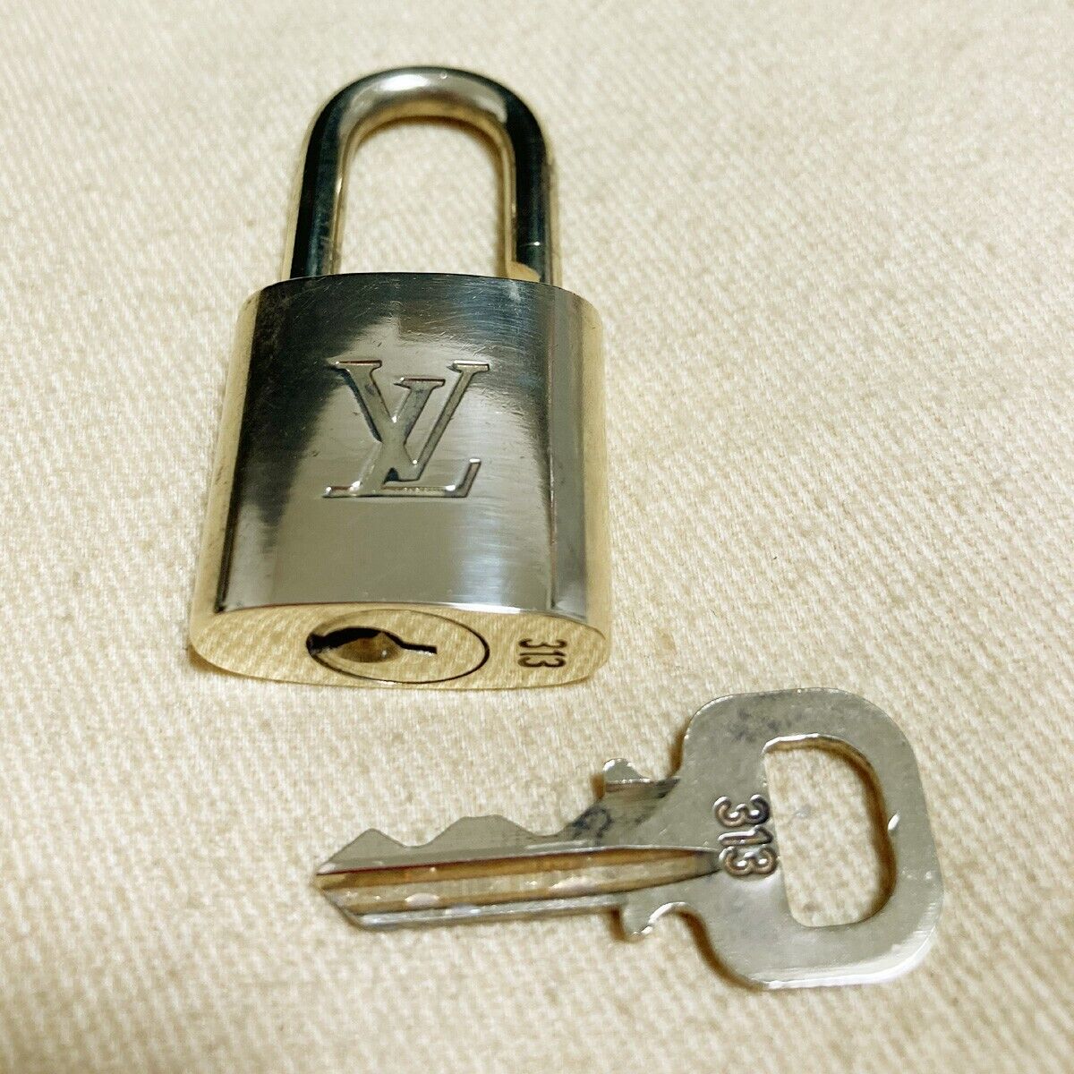 AUTHENTIC LOUIS VUITTON LV 10 SET PADLOCK KEY CHARM CADENA GOLD FRANCE 31PDA118