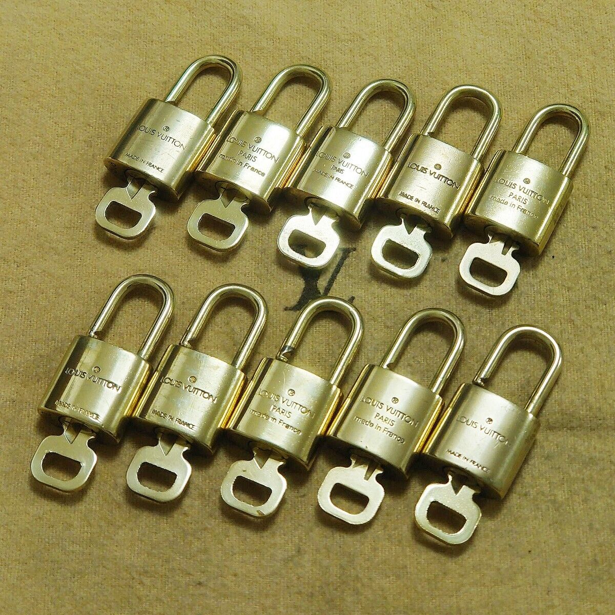 LOUIS VUITTON LV 10 SET PADLOCK KEY BAG CHARM CADENA GOLD PLATED FRANCE 65HA125