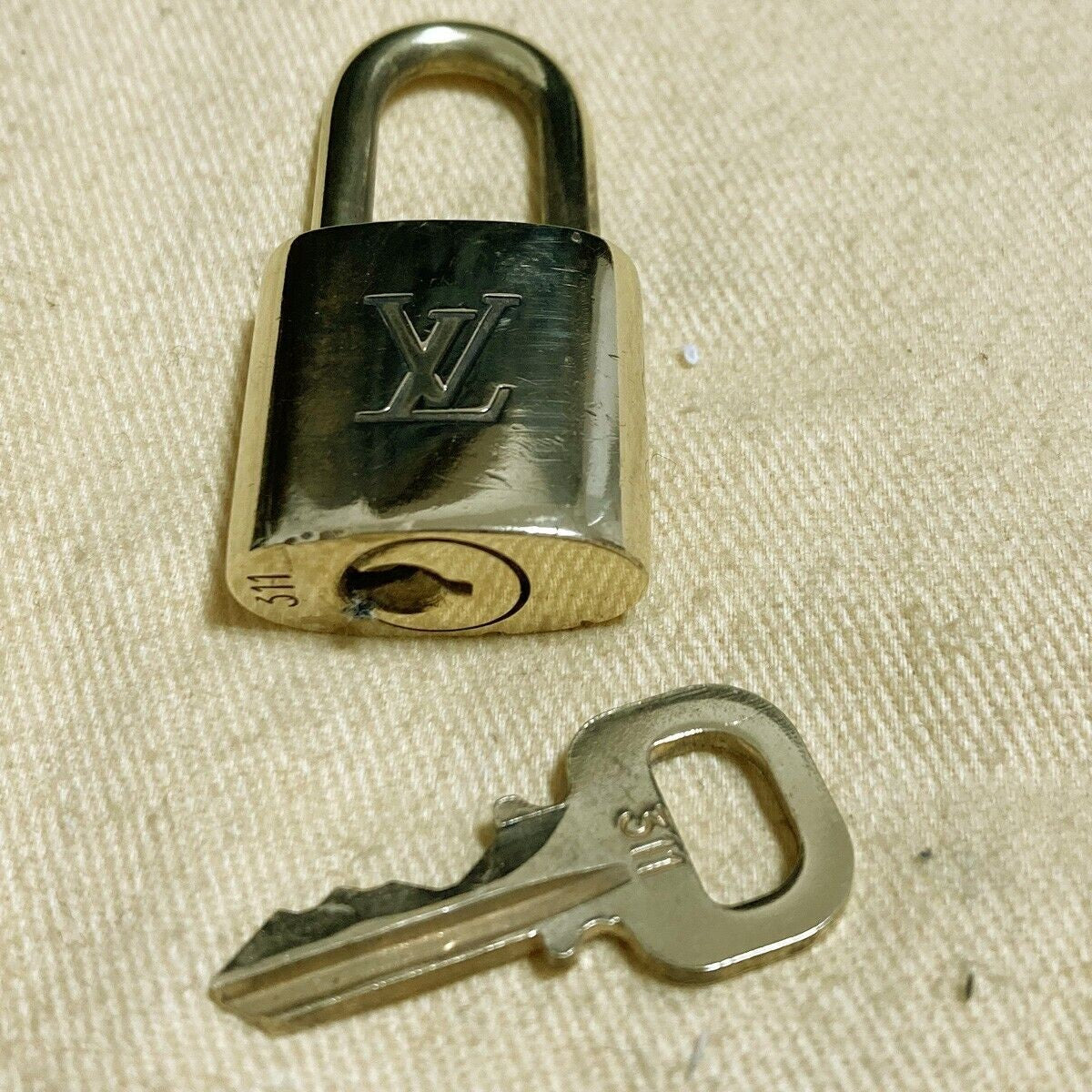 LOUIS VUITTON LV 10 SET PADLOCK KEY CHARM CADENA GOLD-PLATED FRANCE 37PDA165