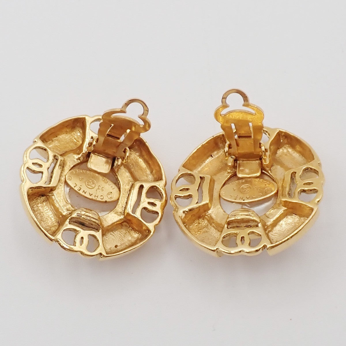 CHANEL CC Imitation Pearl Round Button Earrings Clip-On 93A GHW Vintage 30RF855