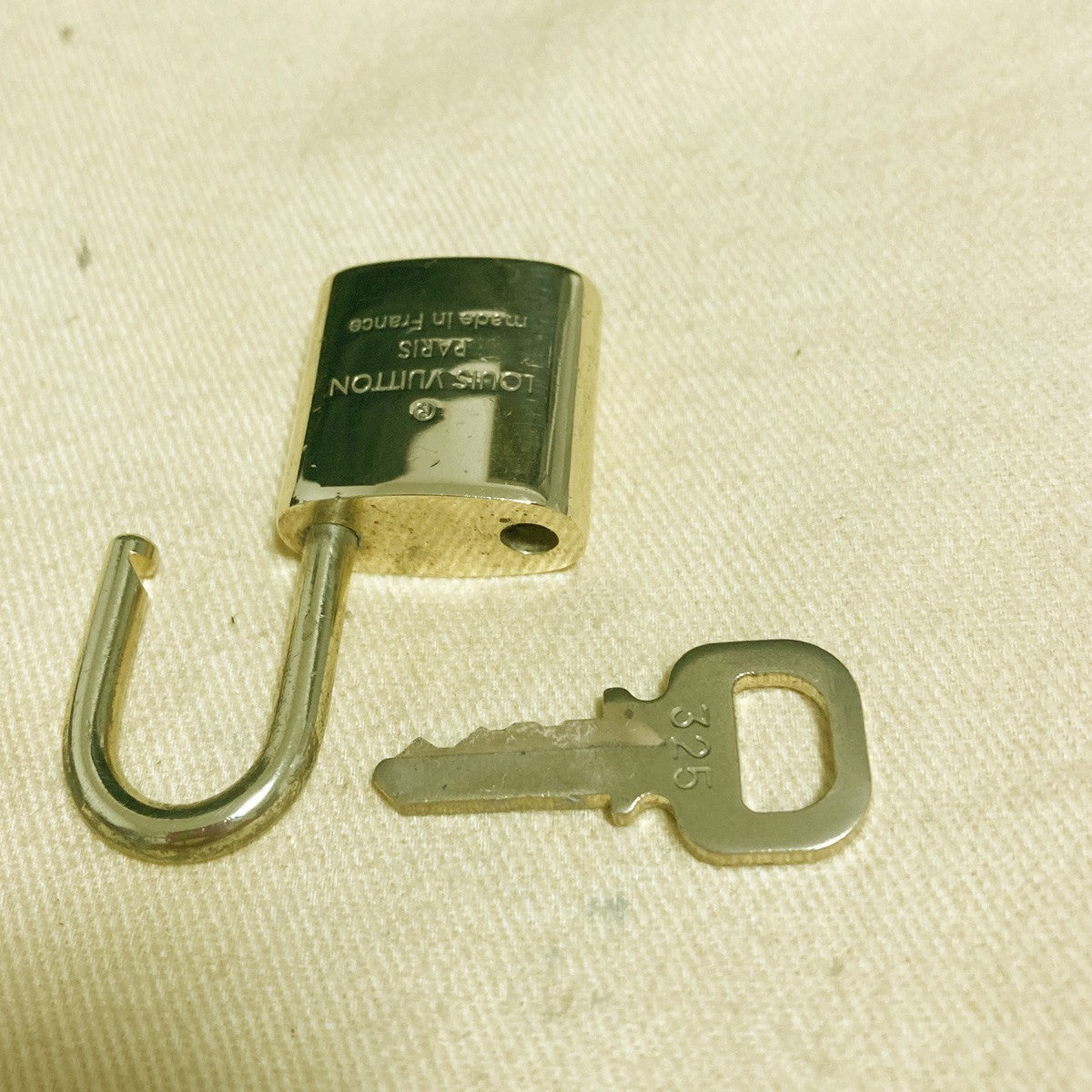 LOUIS VUITTON LV 10 SET PADLOCK KEY CHARM CADENA GOLD-PLATED FRANCE 39PDA294