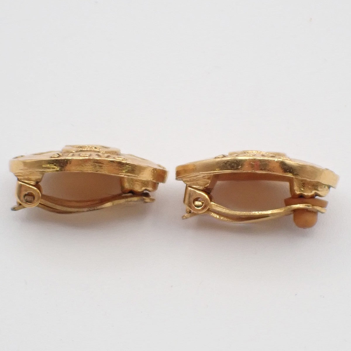 CHANEL CC Logo Oval Button Earrings Clip-On 28 Gold-Plated Vintage 83RF751