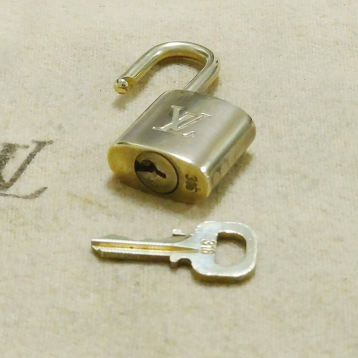 LOUIS VUITTON LV 10 SET PADLOCK KEY BAG CHARM CADENA GOLD PLATED FRANCE 37HA141