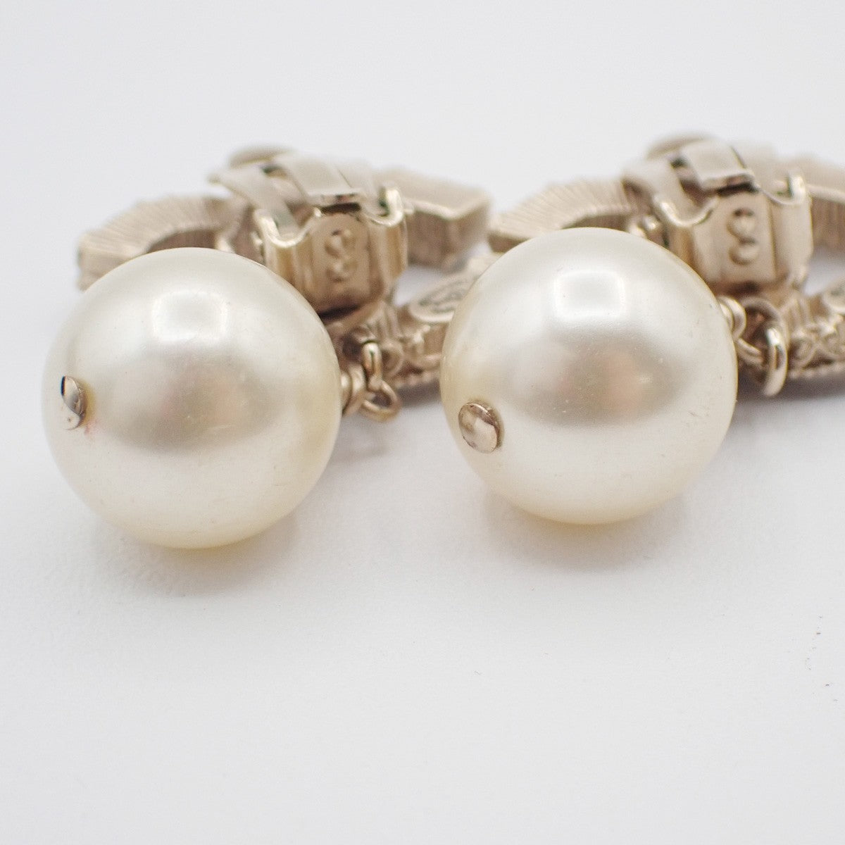 CHANEL CC Logo Immitation Pearl Swing Earrings Clip-on B13C Gold Italy 84RL895