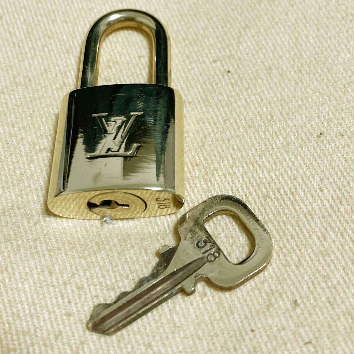 LOUIS VUITTON LV 10 SET PADLOCK KEY CHARM CADENA GOLD-PLATED FRANCE 62PDA210