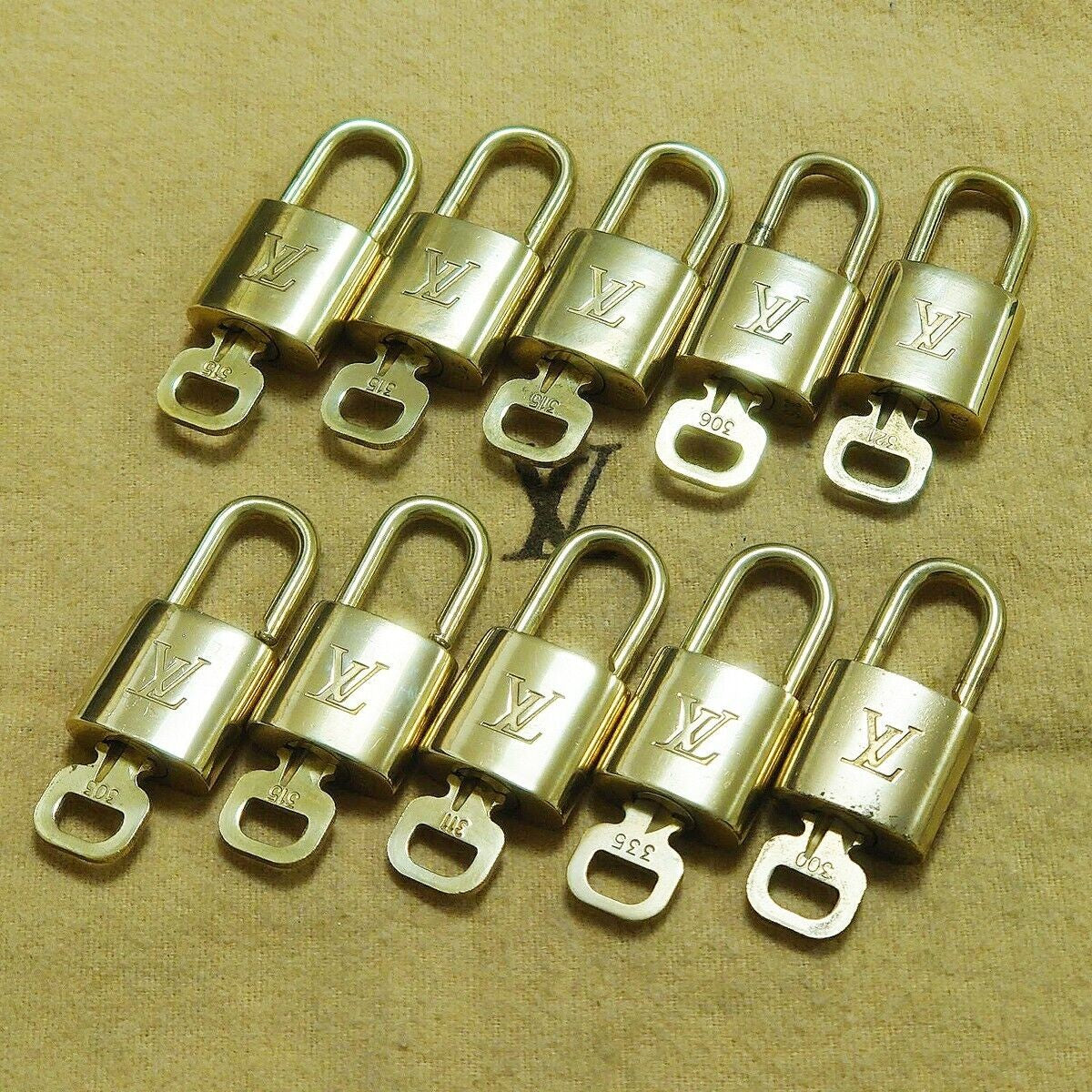 LOUIS VUITTON LV 10 SET PADLOCK KEY BAG CHARM CADENA GOLD PLATED FRANCE 37HA122