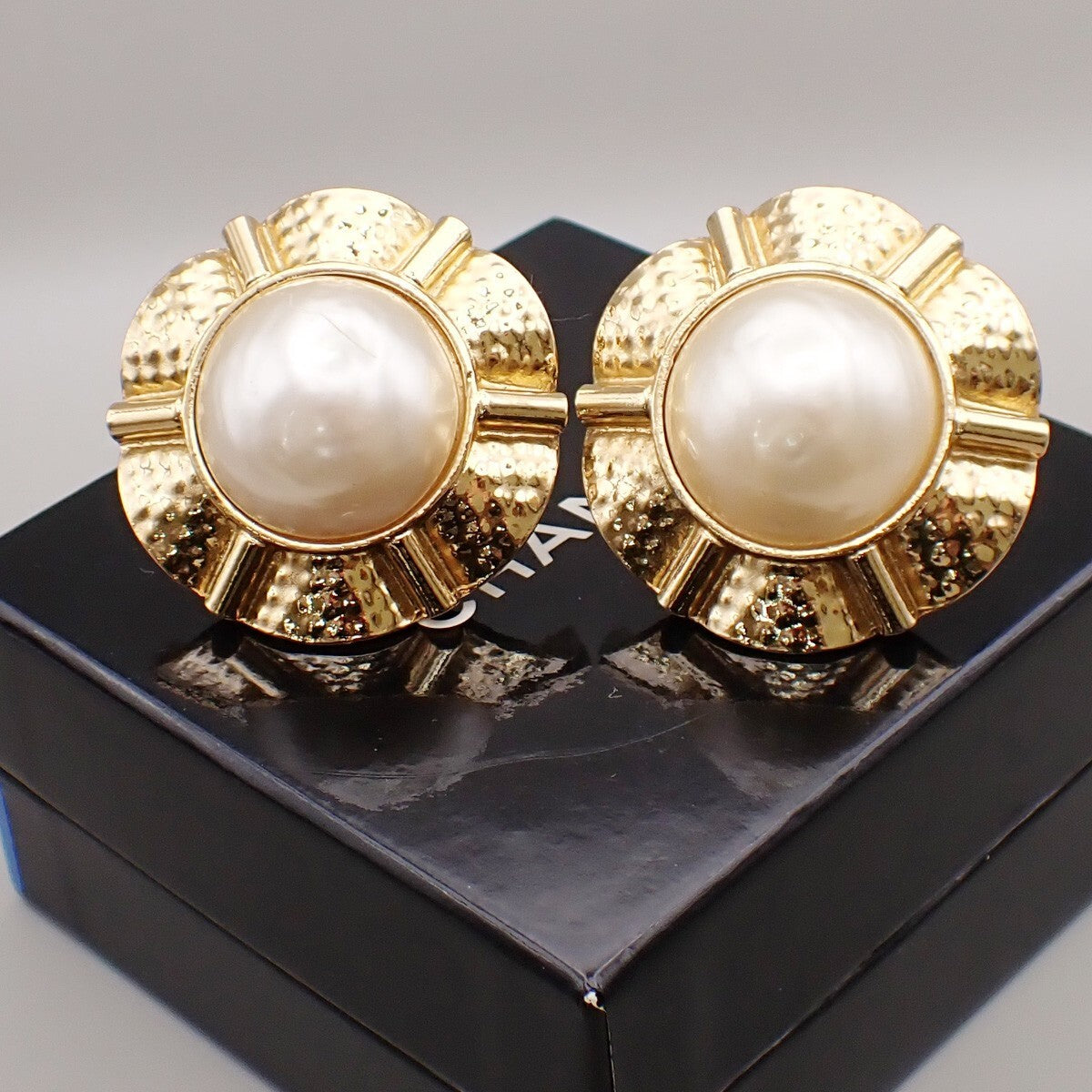 CHANEL Imitation Pearl Large Button Earrings 25 Clip-On Gold Vintage 31RL105