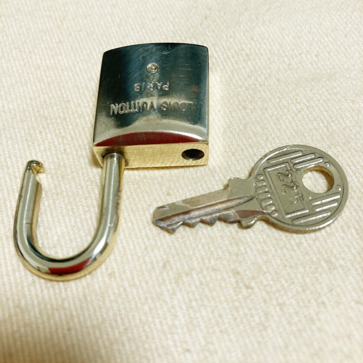 LOUIS VUITTON LV 10 SET PADLOCK KEY BAG CHARM CADENA GOLD PLATED FRANCE 37PDA119
