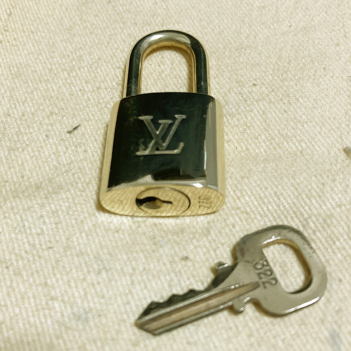 LOUIS VUITTON LV 10 SET PADLOCK KEY CHARM CADENA GOLD-PLATED FRANCE 37PDA227