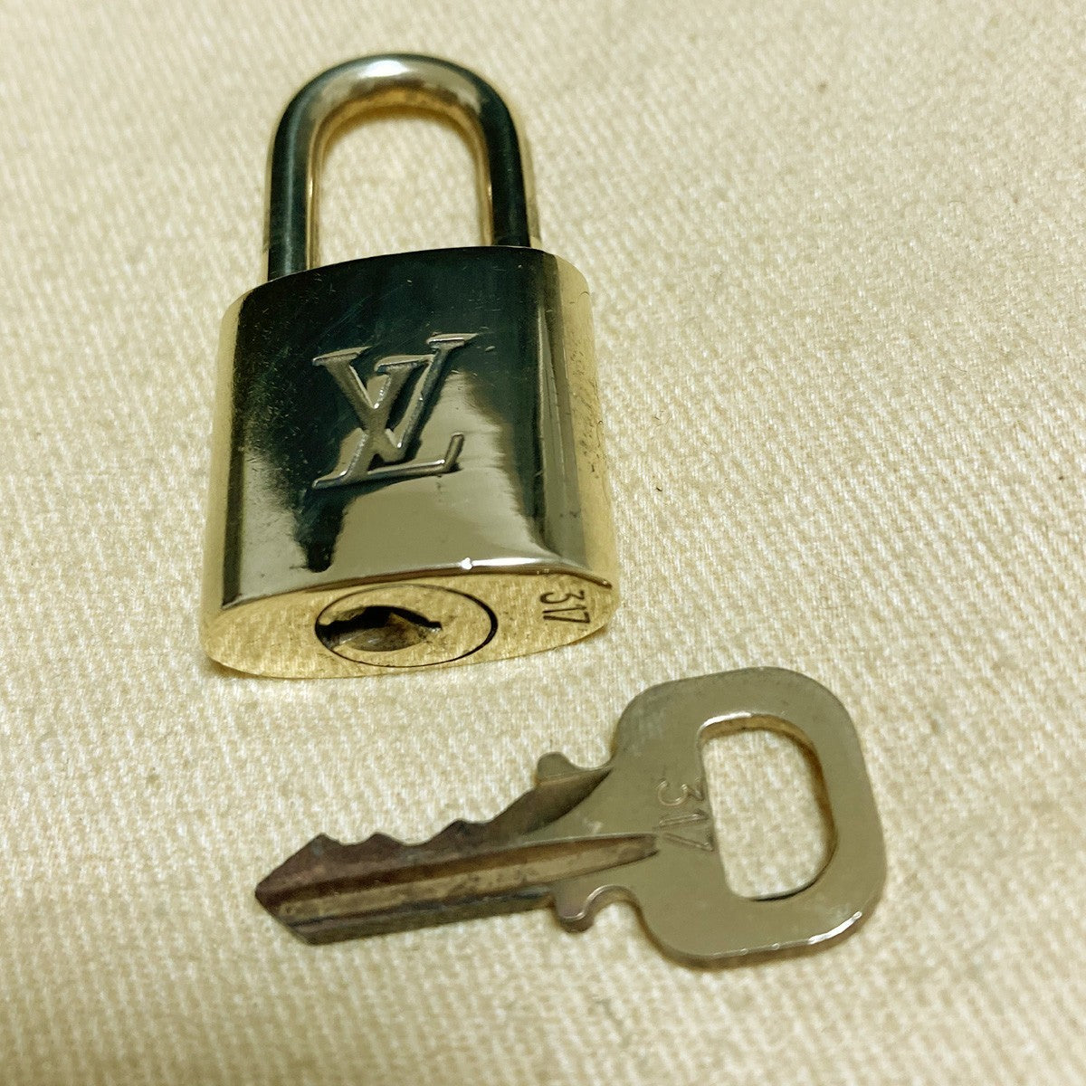 LOUIS VUITTON LV 10 SET PADLOCK KEY CHARM CADENA GOLD-PLATED FRANCE 65PDA270