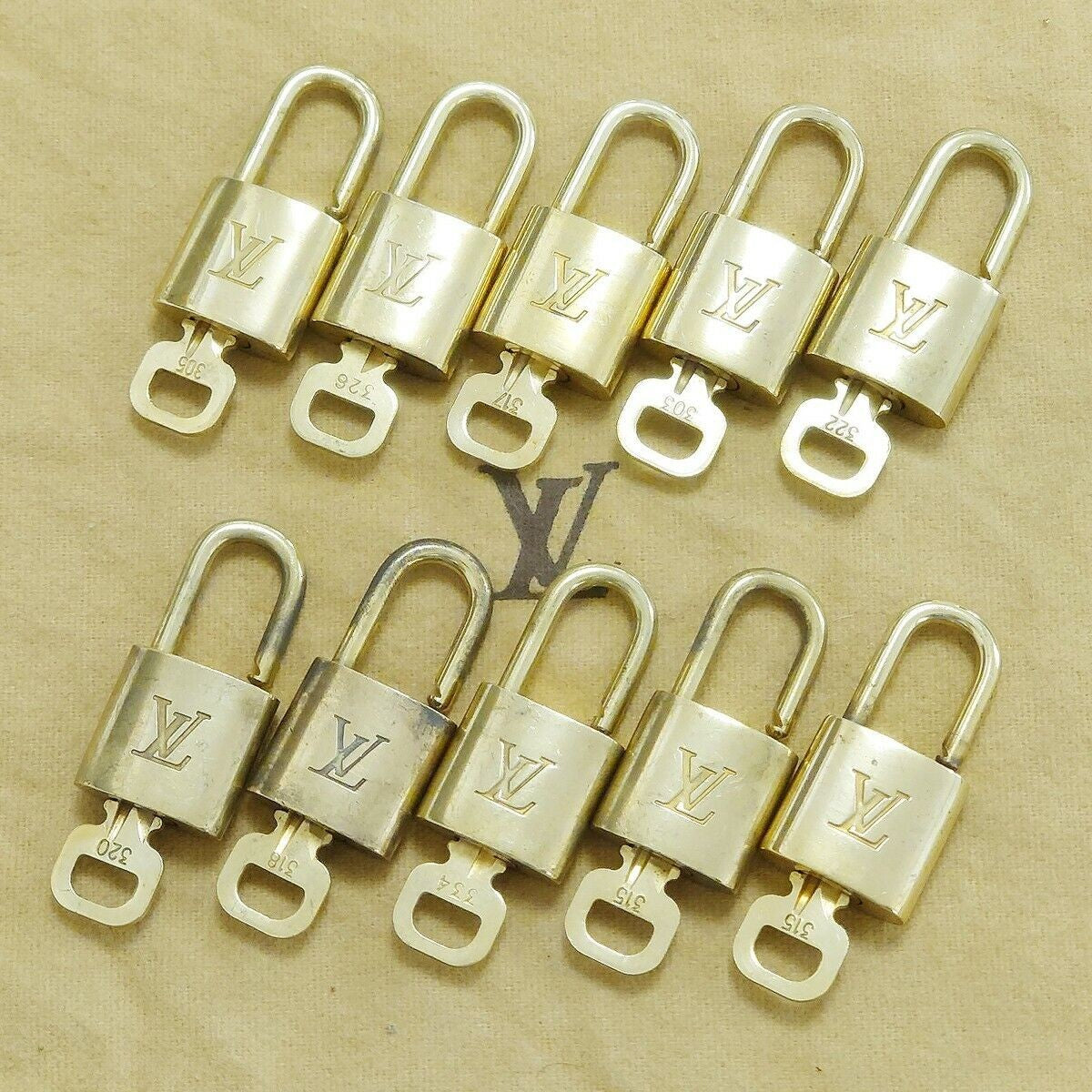 LOUIS VUITTON LV 10 SET PADLOCK KEY BAG CHARM CADENA GOLD PLATED FRANCE 33HA066