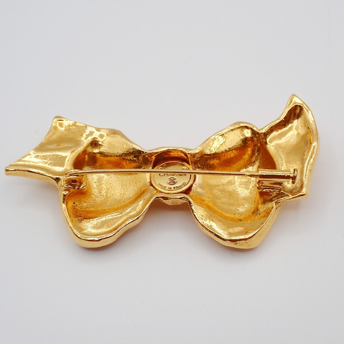 CHANEL CC Ribbon Bow Pin Brooch Gold France Vintage 30KC750