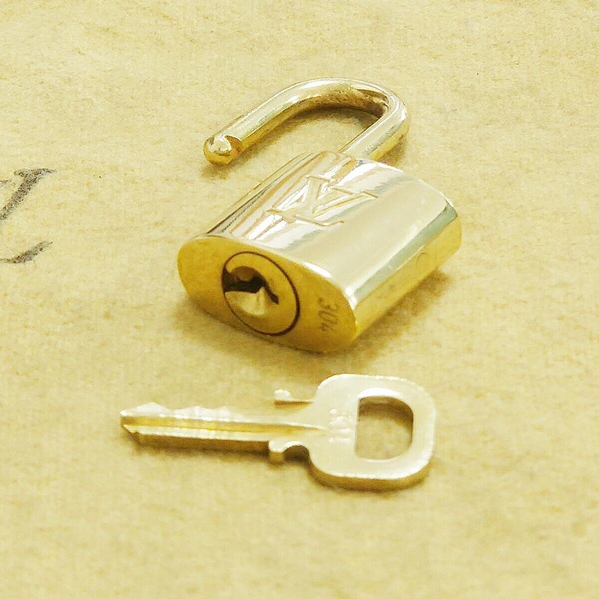 LOUIS VUITTON LV 10 SET PADLOCK KEY BAG CHARM CADENA GOLD PLATED FRANCE 35HA106