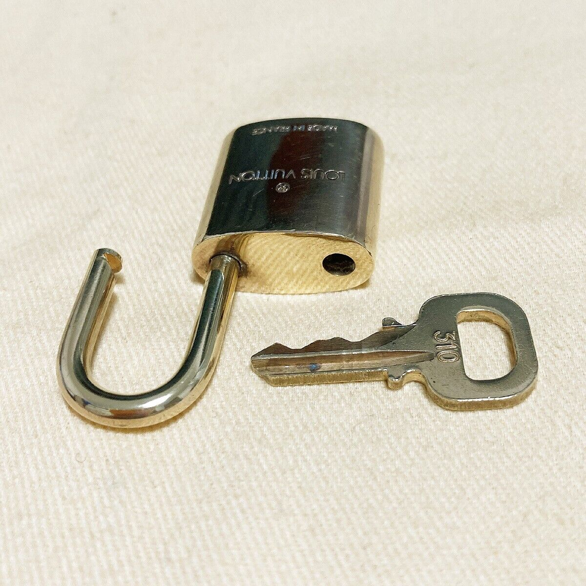 LOUIS VUITTON LV 10 SET PADLOCK KEY BAG CHARM CADENA GOLD PLATED FRANCE 37PDA031