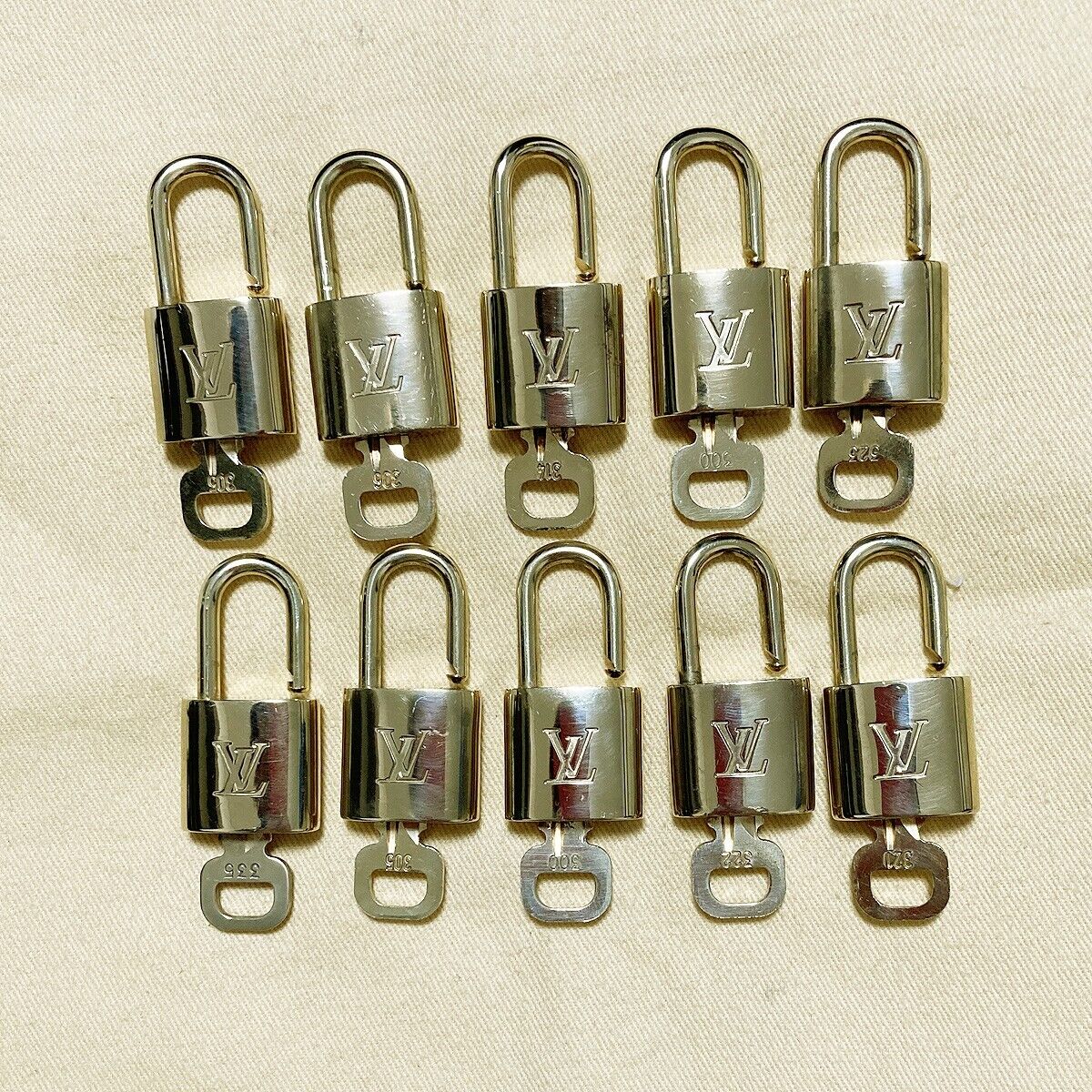 LOUIS VUITTON LV 10 SET PADLOCK KEY BAG CHARM CADENA GOLD PLATED FRANCE 61PDA035