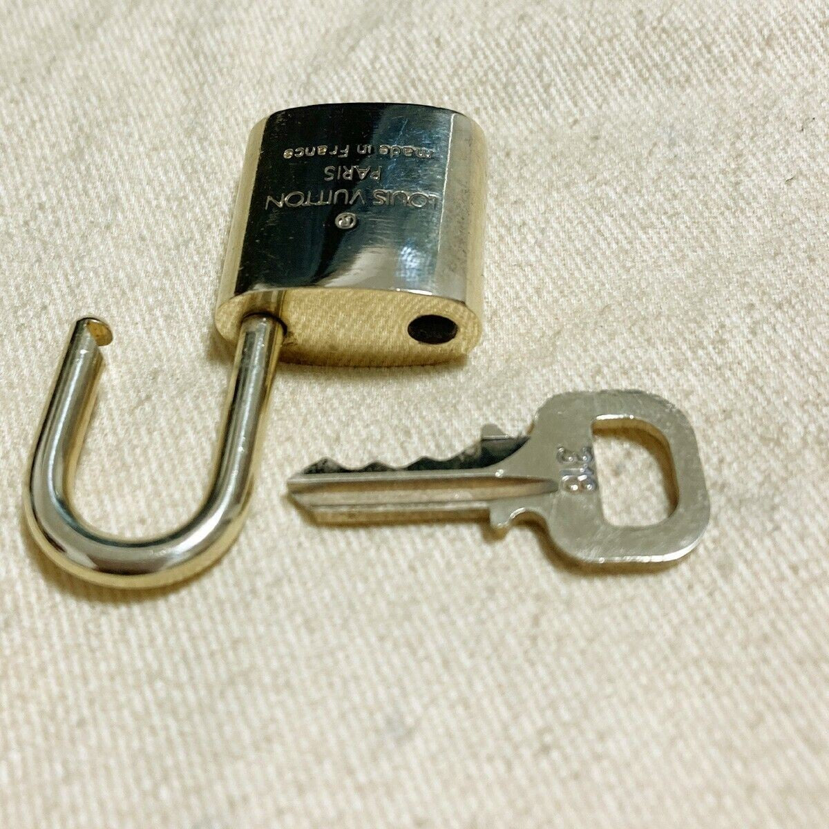 LOUIS VUITTON LV 10 SET PADLOCK KEY CHARM CADENA GOLD-PLATED FRANCE 31PDA171