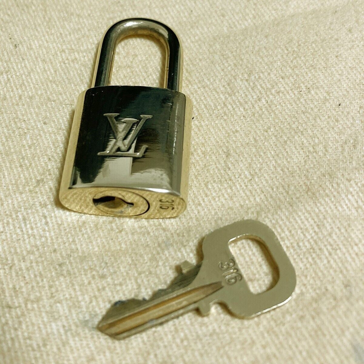 LOUIS VUITTON LV 10 SET PADLOCK KEY CHARM CADENA GOLD-PLATED FRANCE 37PDA202
