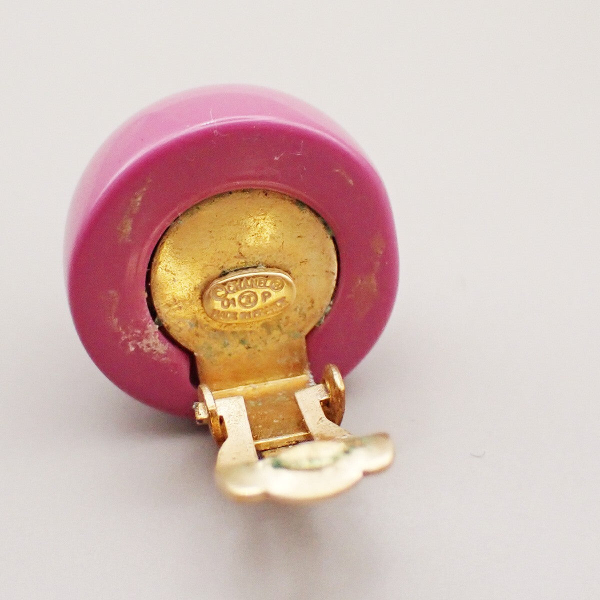 CHANEL CC Logo Button Earrings 01P Clip-On Plastic Pink GHW Vintage 33RK796