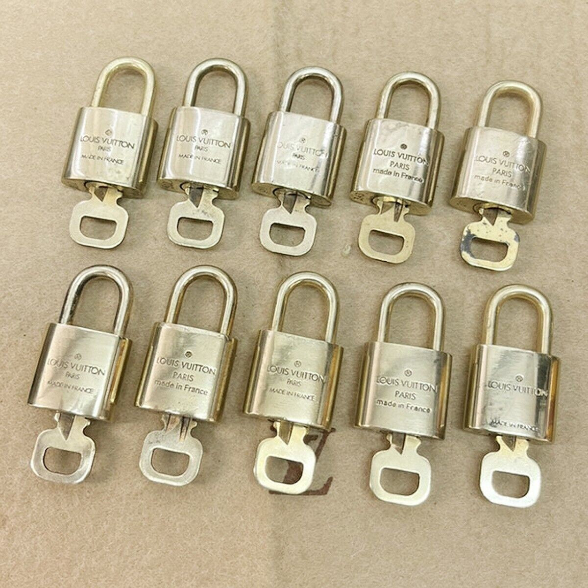 LOUIS VUITTON LV 10 SET PADLOCK KEY BAG CHARM CADENA GOLD PLATED FRANCE 35JF645