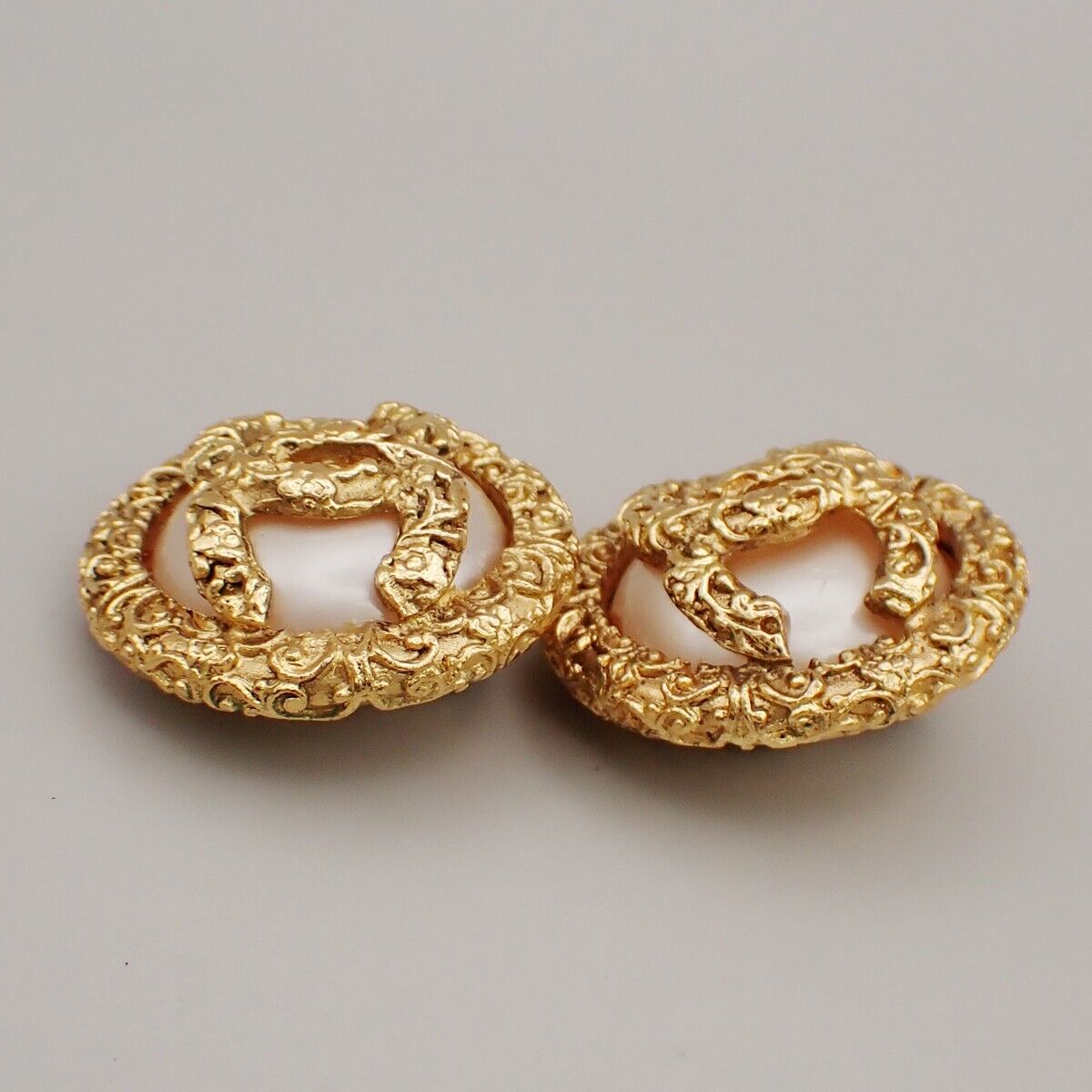 CHANEL Round Imitation Pearl Button Earrings 93P Clip-On GHW Vintage 96RK946