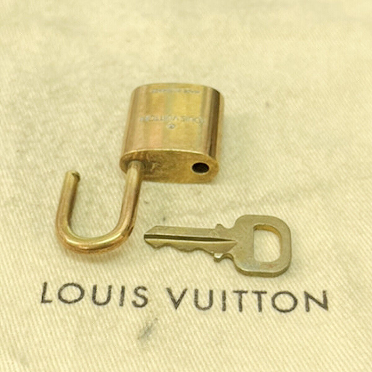 LOUIS VUITTON LV 10 SET PADLOCK KEY CHARM CADENA GOLD-PLATED FRANCE 36JF467