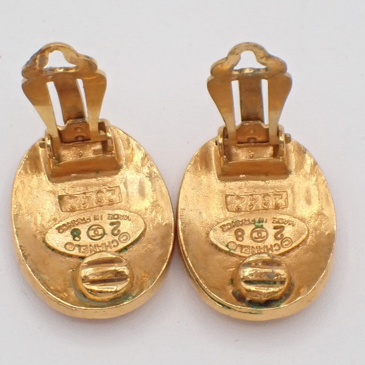 CHANEL CC Logo Oval Button Earrings Clip-On 28 Gold-Plated Vintage 83RF751