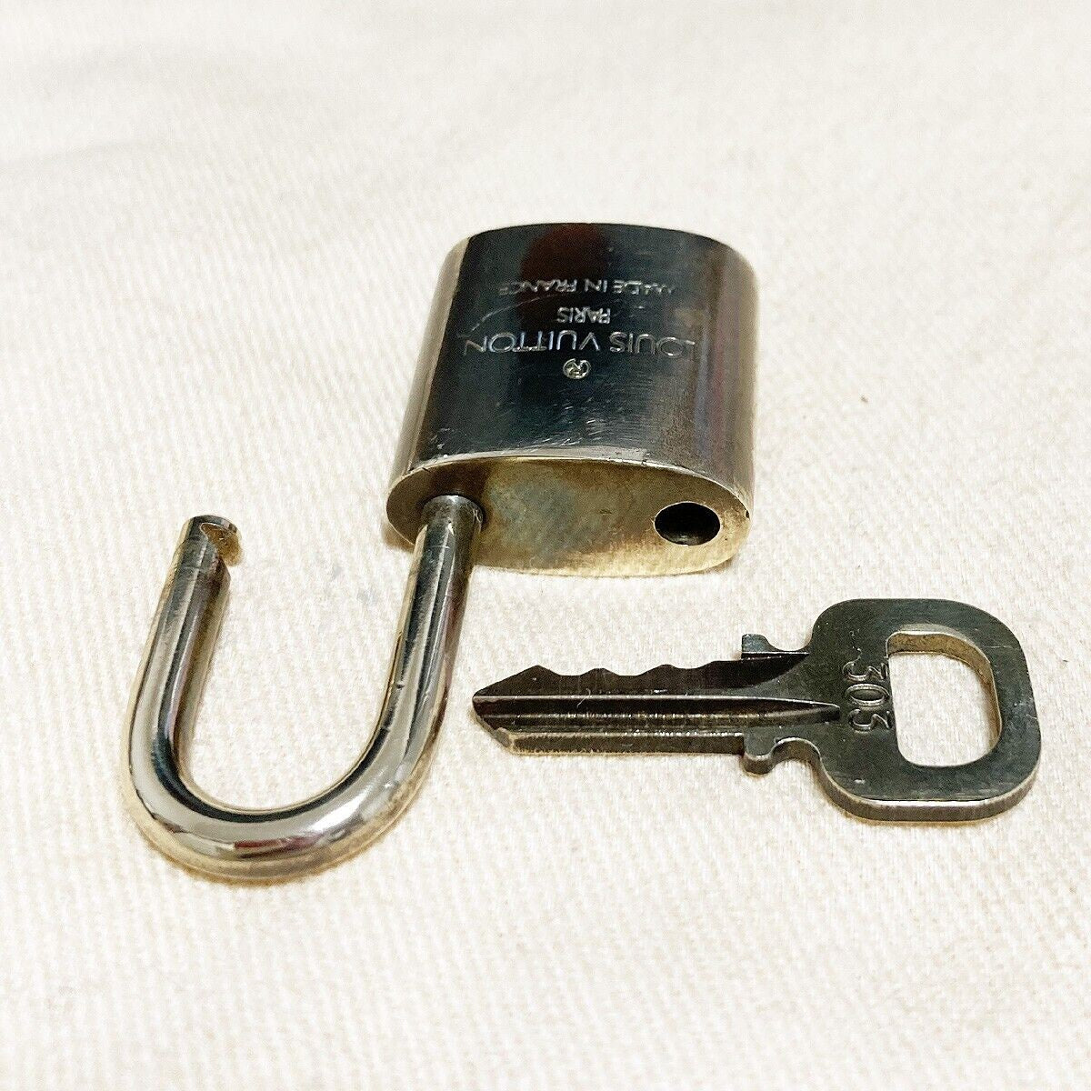LOUIS VUITTON LV 10 SET PADLOCK KEY BAG CHARM CADENA GOLD PLATED FRANCE 35PDA012