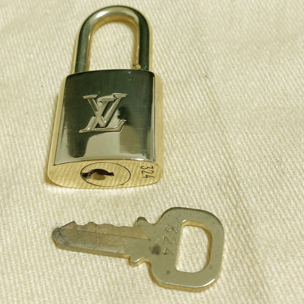 LOUIS VUITTON LV 10 SET PADLOCK KEY CHARM CADENA GOLD-PLATED FRANCE 37PDA279