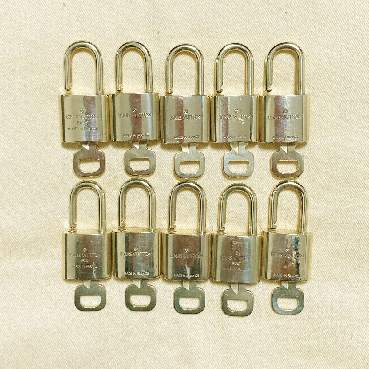 AUTHENTIC LOUIS VUITTON LV 10 SET PADLOCK KEY CHARM CADENA GOLD FRANCE 62PDA138
