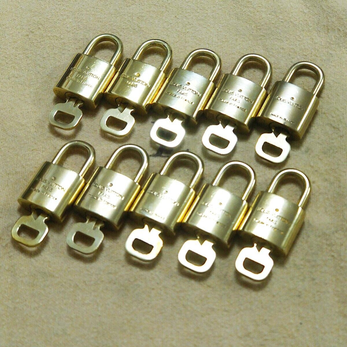 LOUIS VUITTON LV 10 SET PADLOCK KEY BAG CHARM CADENA GOLD PLATED FRANCE 37HA151