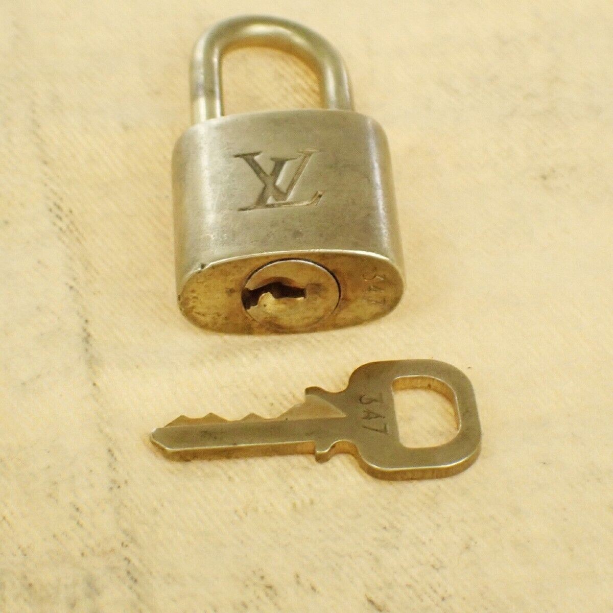 LOUIS VUITTON LV 10 SET PADLOCK KEY BAG CHARM CADENA GOLD PLATED FRANCE 80EB424