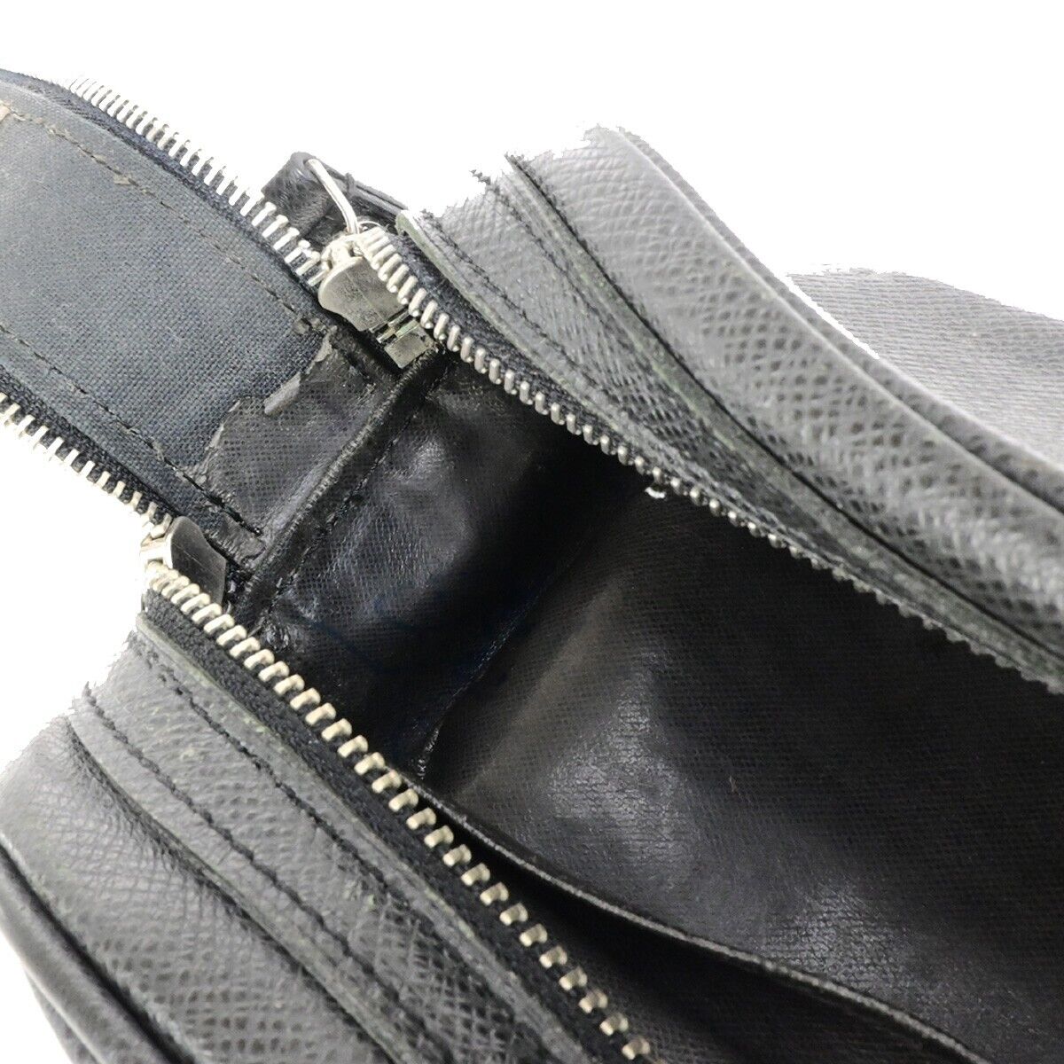 LOUIS VUITTON Trousse Ivan Hand Bag Pouch Taiga Leather Black M32492 04KA463