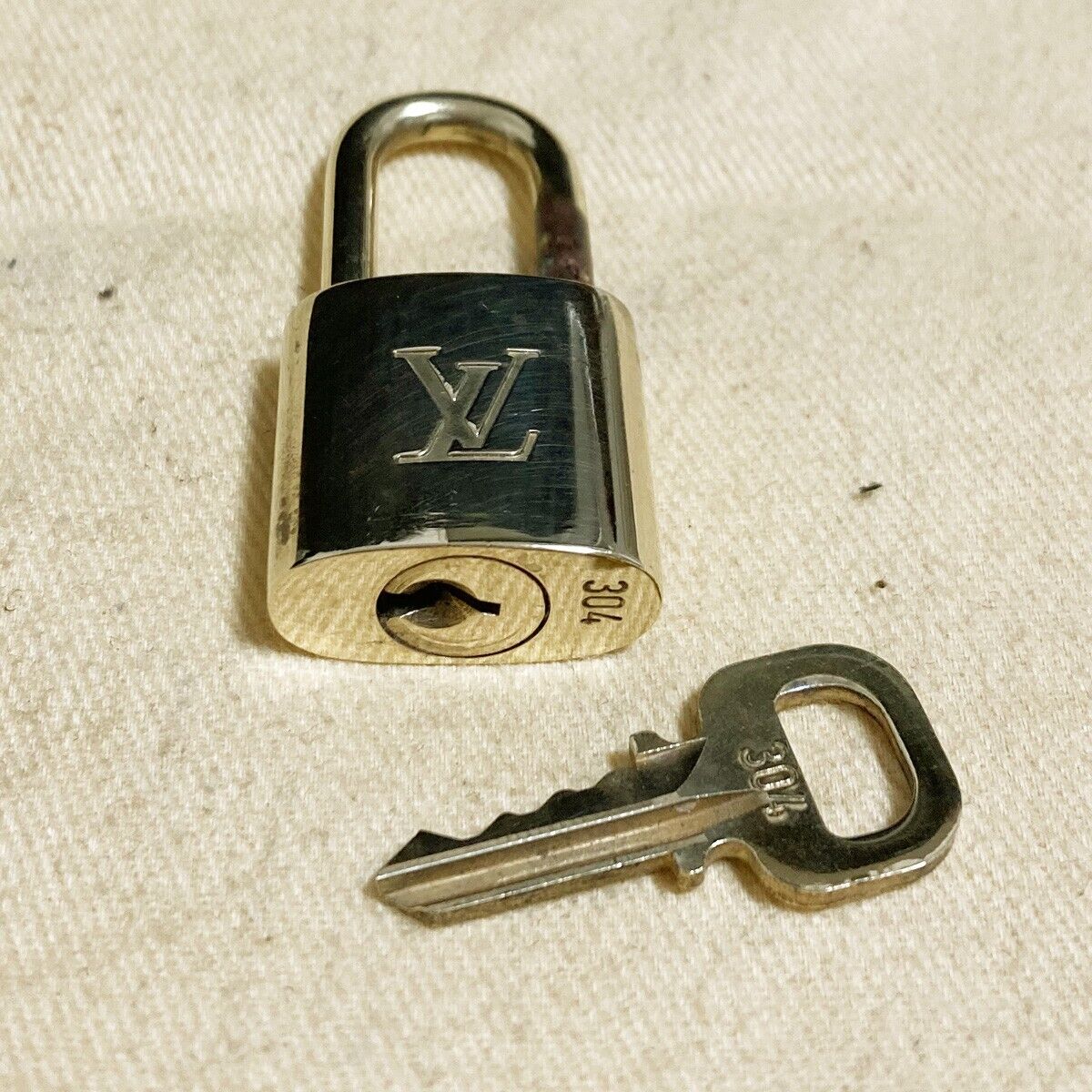 LOUIS VUITTON LV 10 SET PADLOCK KEY CHARM CADENA GOLD-PLATED FRANCE 33PDA164
