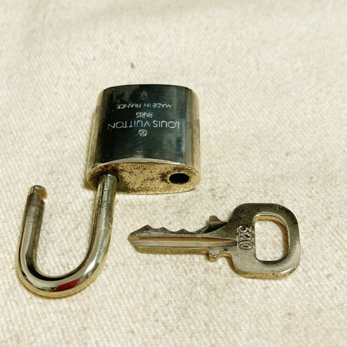 LOUIS VUITTON LV 10 SET PADLOCK KEY BAG CHARM CADENA GOLD PLATED FRANCE 37PDA083