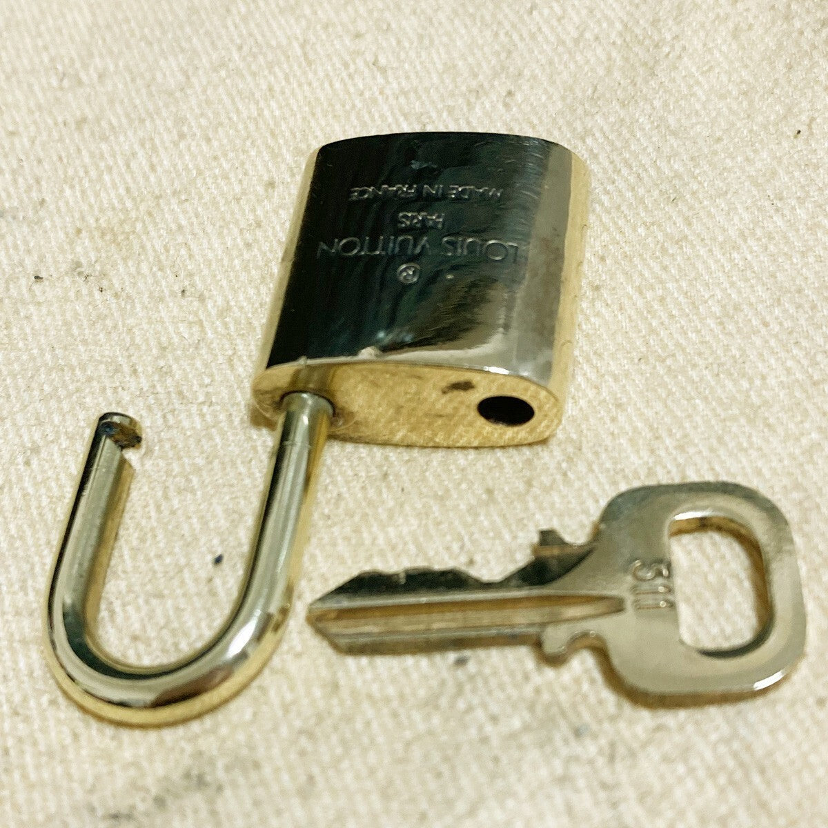 LOUIS VUITTON LV 10 SET PADLOCK KEY CHARM CADENA GOLD-PLATED FRANCE 61PDA220
