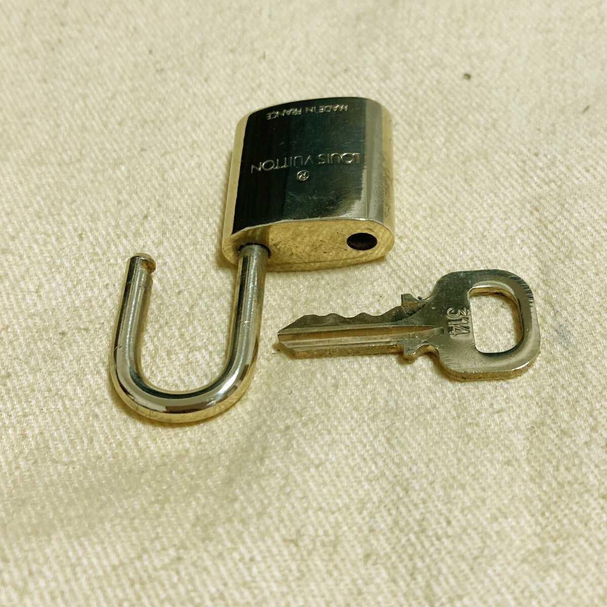 LOUIS VUITTON LV 10 SET PADLOCK KEY CHARM CADENA GOLD-PLATED FRANCE 33PDA211