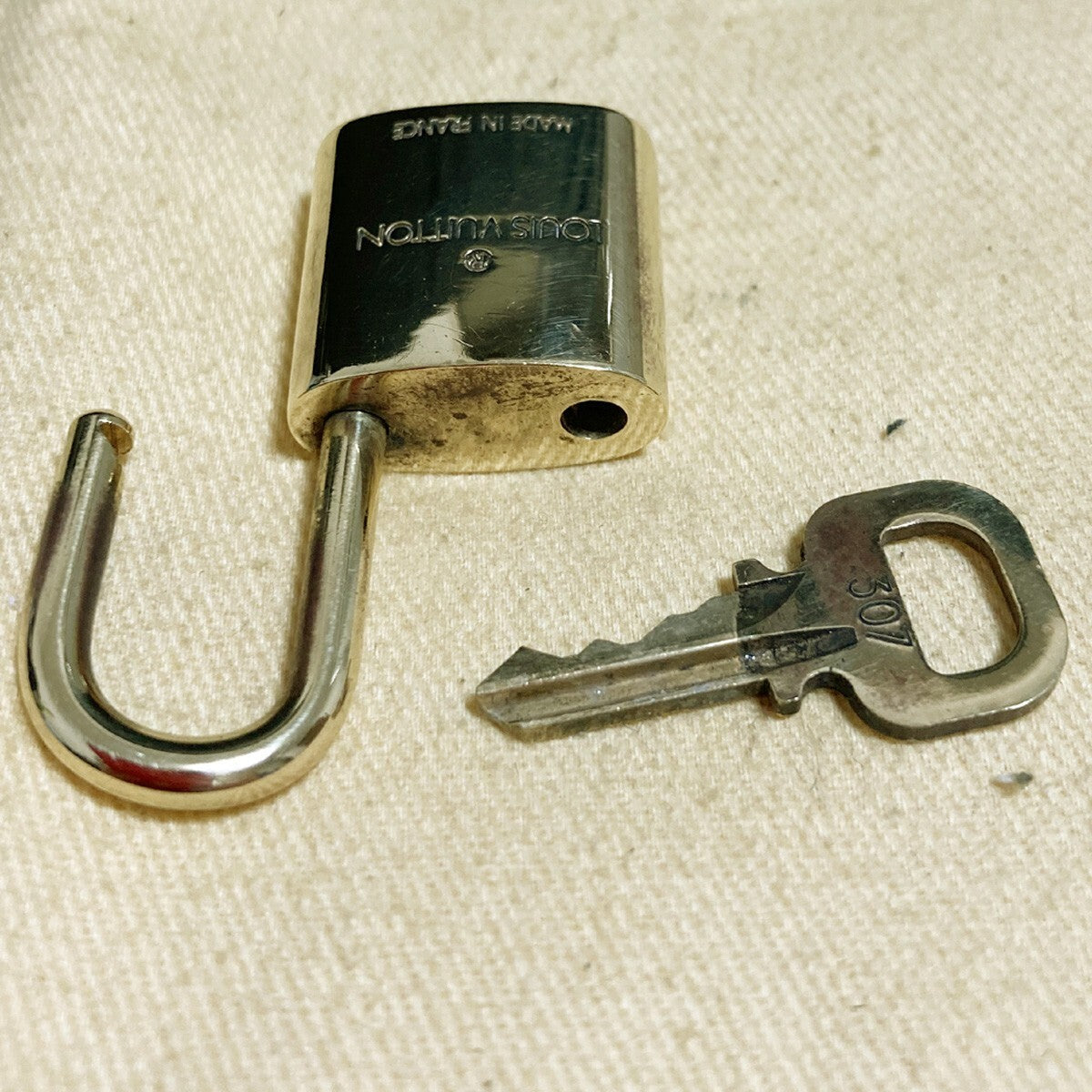 LOUIS VUITTON LV 10 SET PADLOCK KEY CHARM CADENA GOLD-PLATED FRANCE 65PDA154