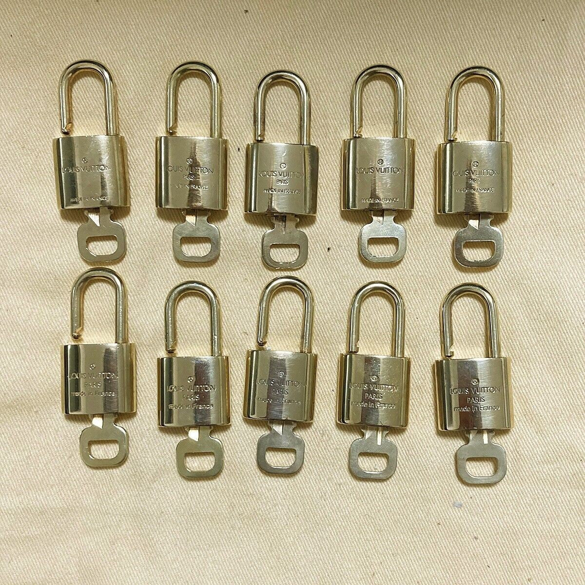 LOUIS VUITTON LV 10 SET PADLOCK KEY BAG CHARM CADENA GOLD PLATED FRANCE 35PDA009