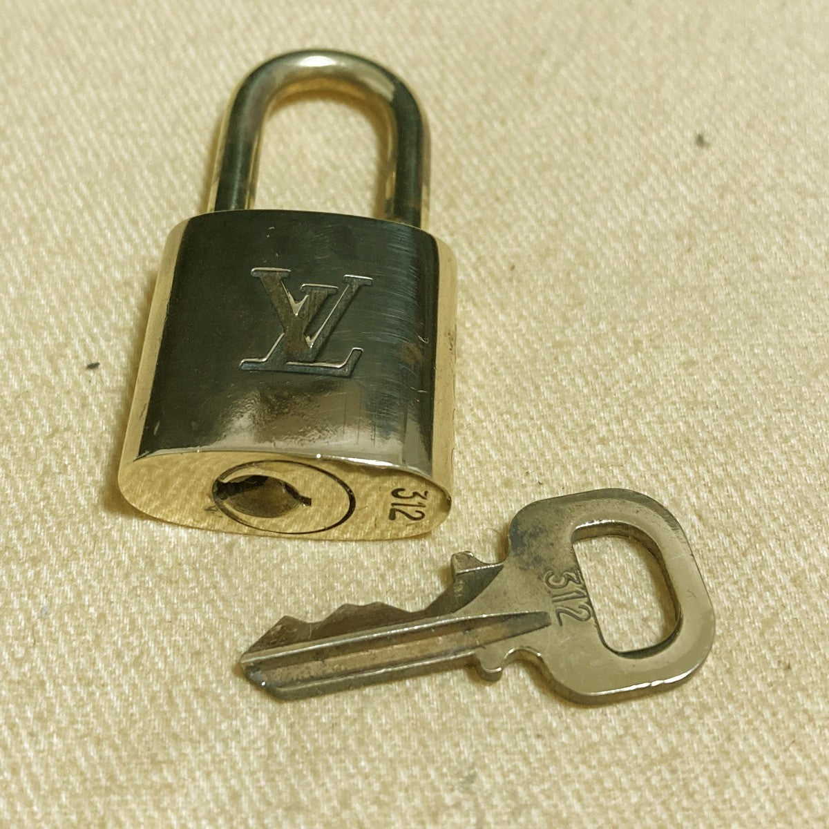 LOUIS VUITTON LV 10 SET PADLOCK KEY CHARM CADENA GOLD-PLATED FRANCE 65PDA249