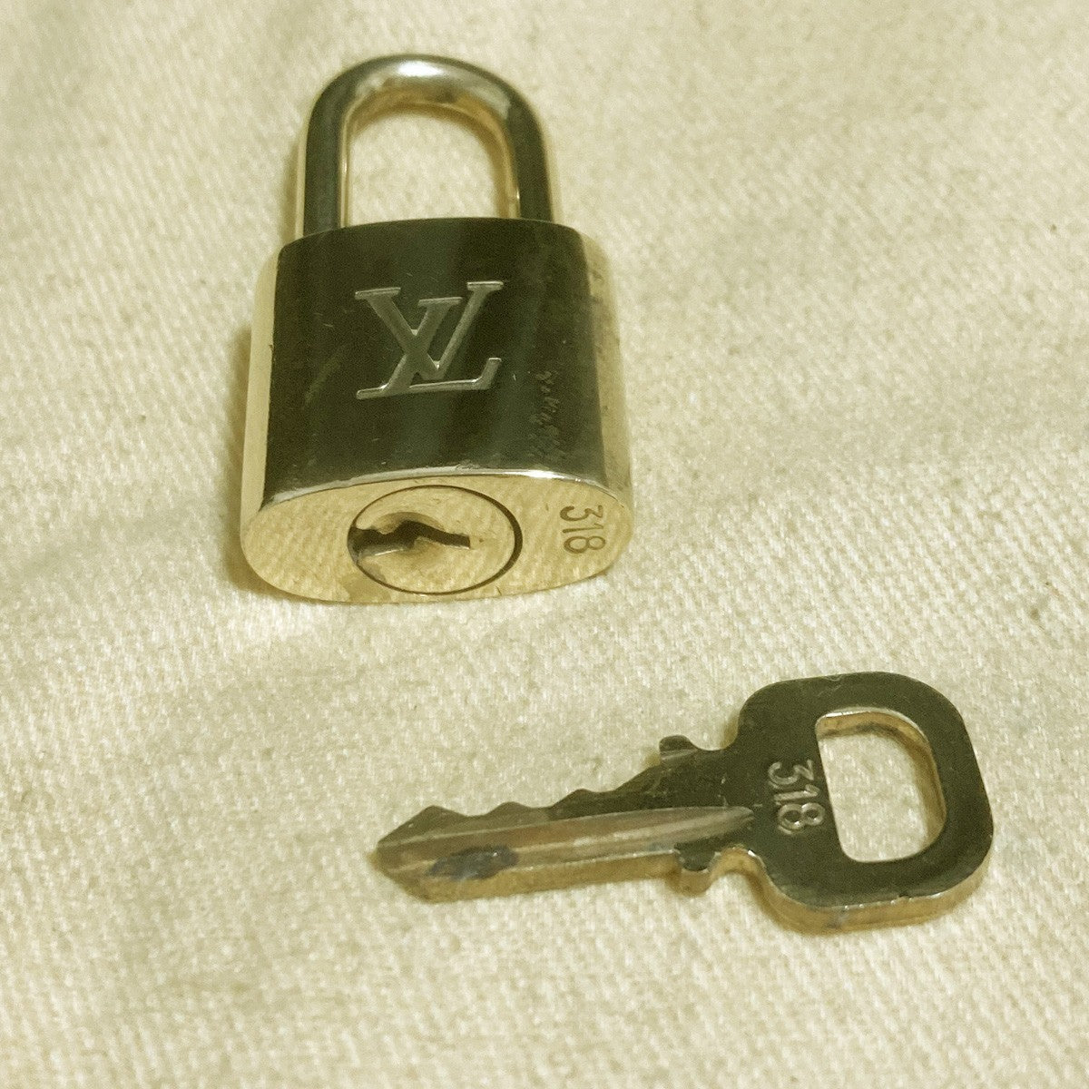 LOUIS VUITTON LV 10 SET PADLOCK KEY CHARM CADENA GOLD-PLATED FRANCE 62PDA312