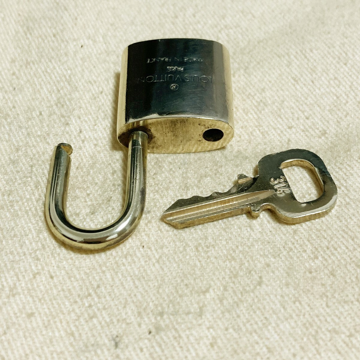 LOUIS VUITTON LV 10 SET PADLOCK KEY CHARM CADENA GOLD-PLATED FRANCE 31PDA186