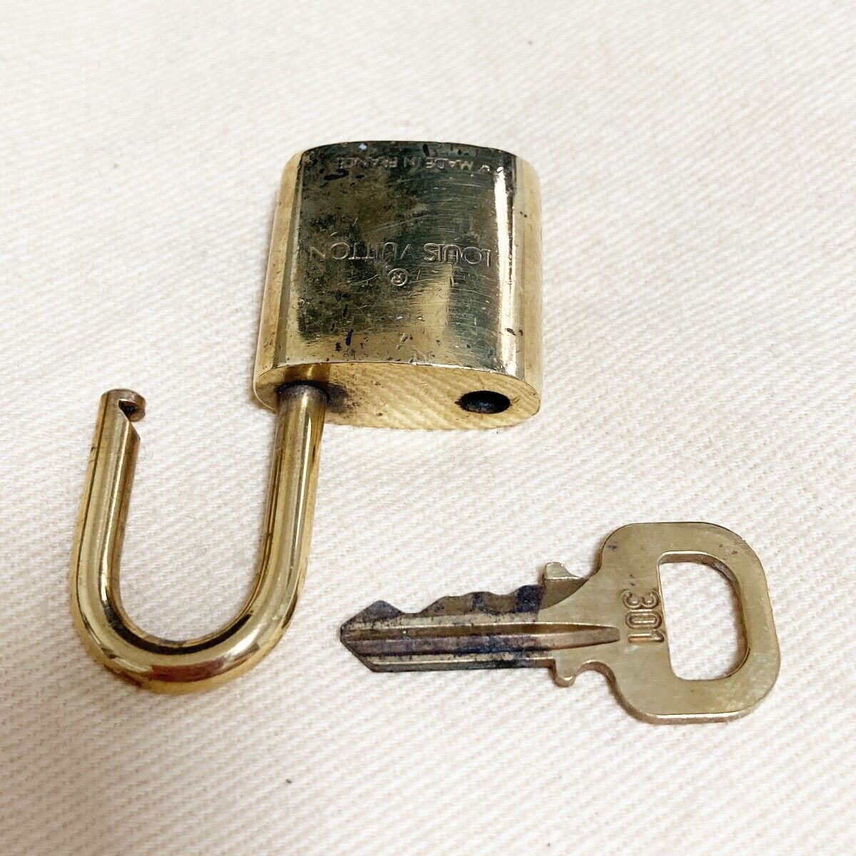 LOUIS VUITTON LV 10 SET PADLOCK KEY BAG CHARM CADENA GOLD PLATED FRANCE 86YB051