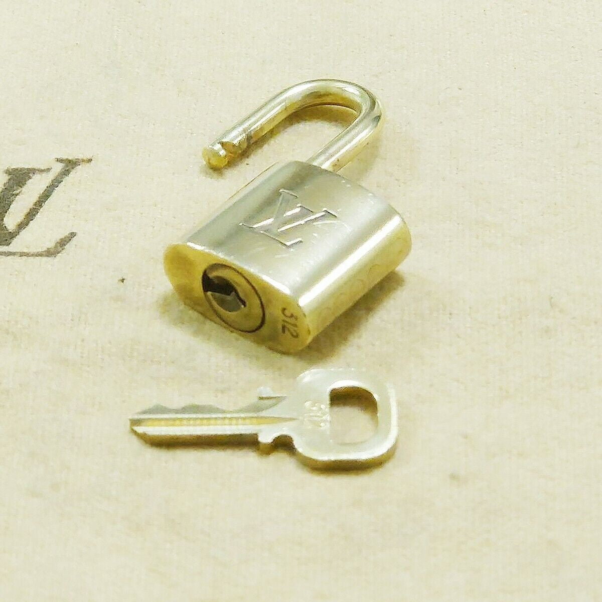 LOUIS VUITTON LV 10 SET PADLOCK KEY BAG CHARM CADENA GOLD PLATED FRANCE 33HA079