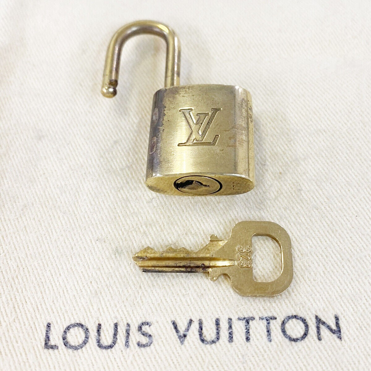 LOUIS VUITTON LV 10 SET PADLOCK CADENA KEY BAG CHARM GOLD PLATED FRANCE 35MS873