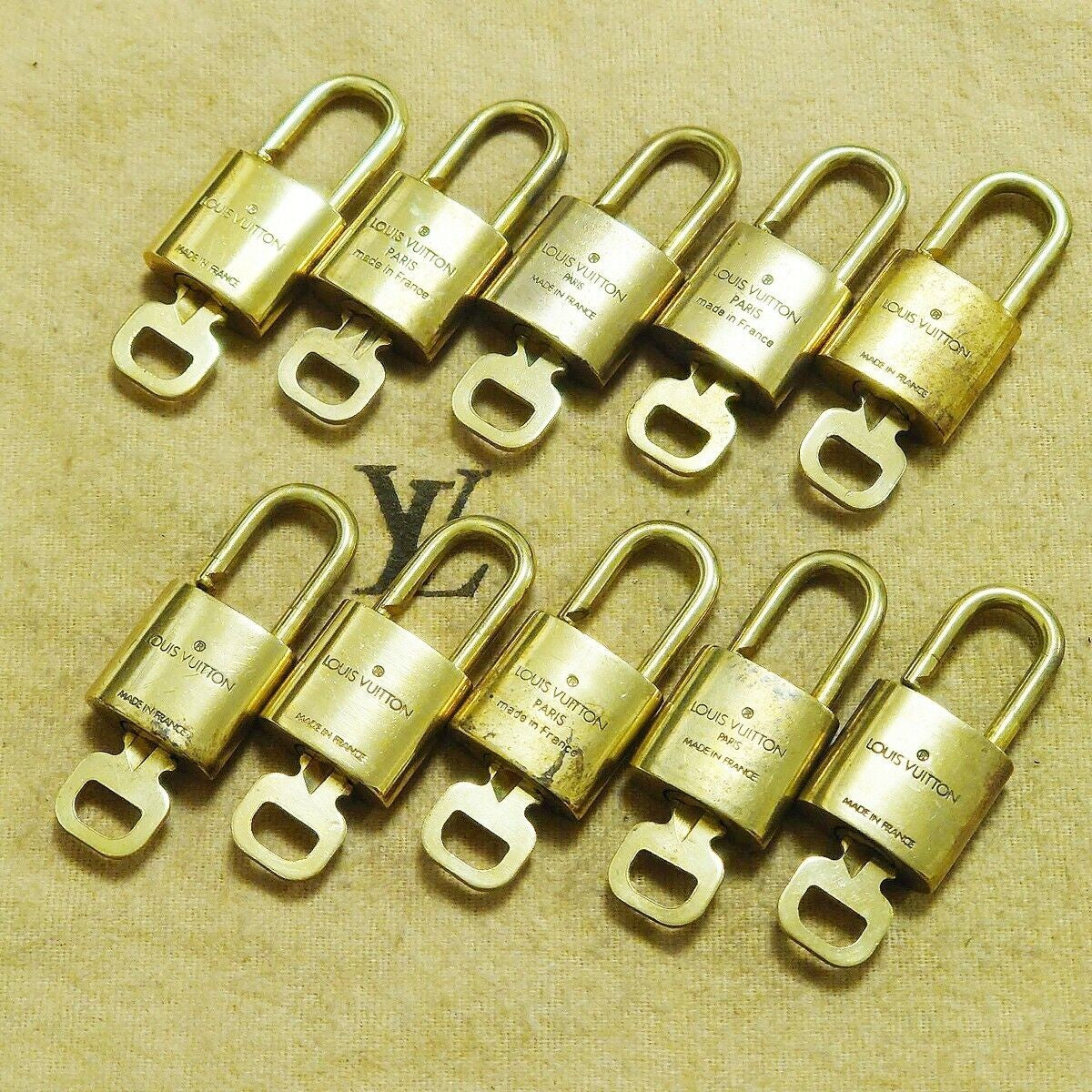LOUIS VUITTON LV 10 SET PADLOCK KEY BAG CHARM CADENA GOLD PLATED FRANCE 36HA052